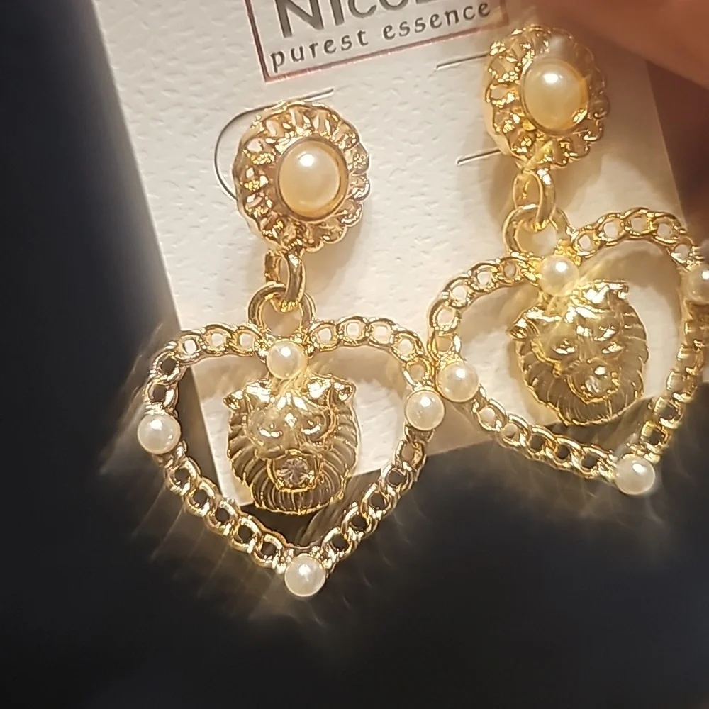 Nicole goldtone and pearl bead earings - Picture 2 of 4